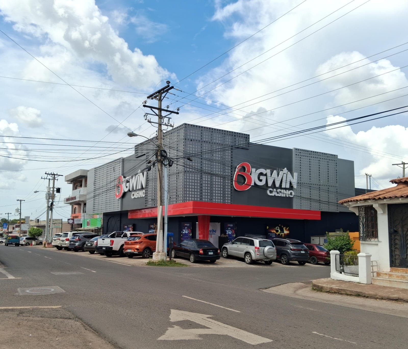 Fachada Big Win Aguadulce